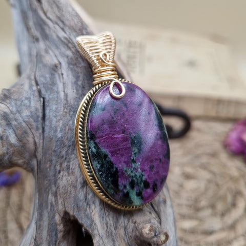 Pendentif Rubis Zoïsite artisanal – Souvenir d'un tableau oublié