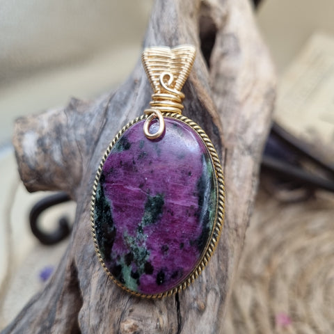 Pendentif Rubis Zoïsite artisanal – Souvenir d'un tableau oublié