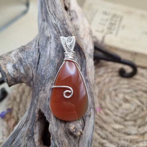 Pendentif Cornaline artisanal – Amulette des Feux Celtiques