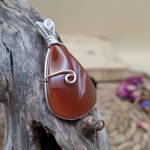 Pendentif Cornaline artisanal – Amulette des Feux Celtiques