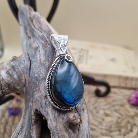 Pendentif Labradorite artisanal – Talisman de Protection Ancestral