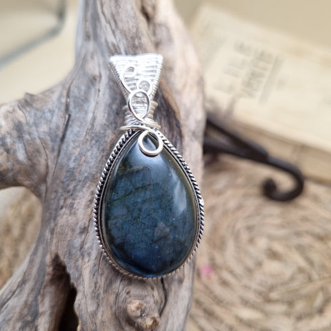 Pendentif Labradorite artisanal – Talisman de Protection Ancestral