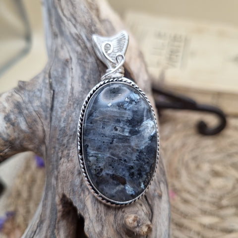 Pendentif Larvikite artisanal – Talisman des Contrées Enneigées