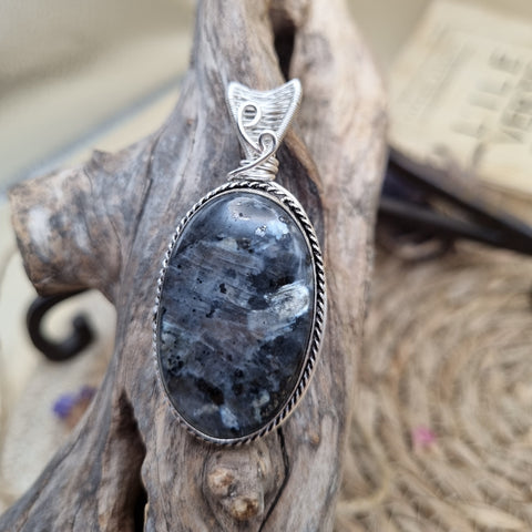 Pendentif Larvikite artisanal – Talisman des Contrées Enneigées