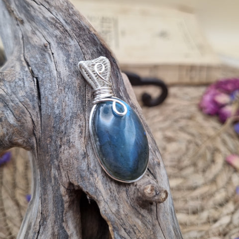 Pendentif Labradorite artisanal – Talisman Protecteur de Mondes