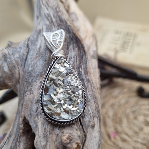Pendentif Druse de Pyrite artisanal – Talisman aux éclats dorés