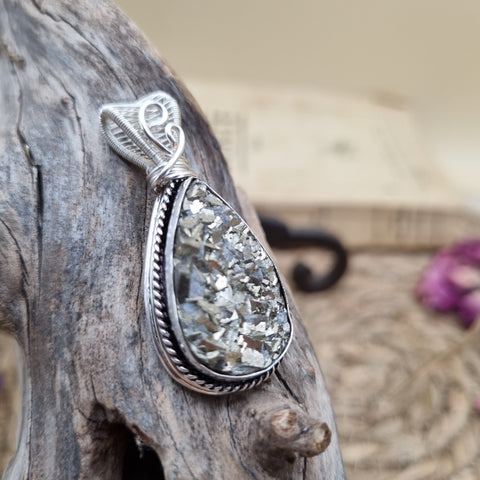 Pendentif Druse de Pyrite artisanal – Talisman aux éclats dorés