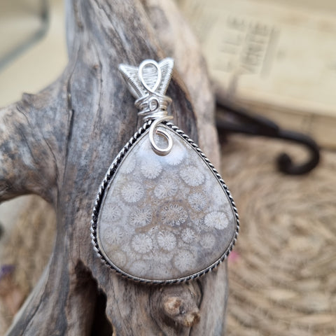 Pendentif Corail Fossilisé artisanal – Relique des Mers Anciennes