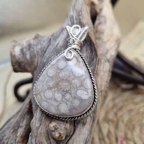 Pendentif Corail Fossilisé artisanal – Relique des Mers Anciennes