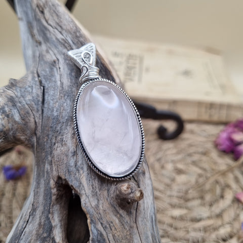 Pendentif Quartz Rose artisanal – Amulette des Cœurs Celtiques