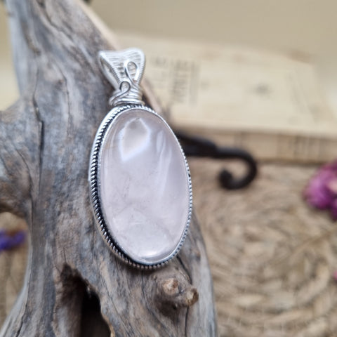 Pendentif Quartz Rose artisanal – Amulette des Cœurs Celtiques