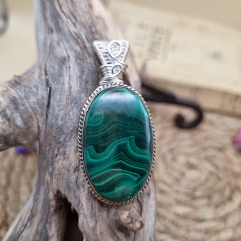 Pendentif Malachite artisanal – Amulette des Forêts Celtiques