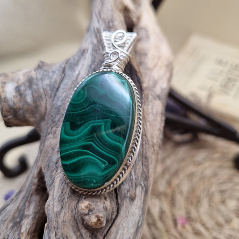 Pendentif Malachite artisanal – Amulette des Forêts Celtiques