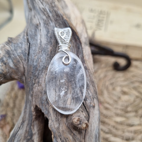 Pendentif Cristal de Roche artisanal – Éclat des chemins intérieurs