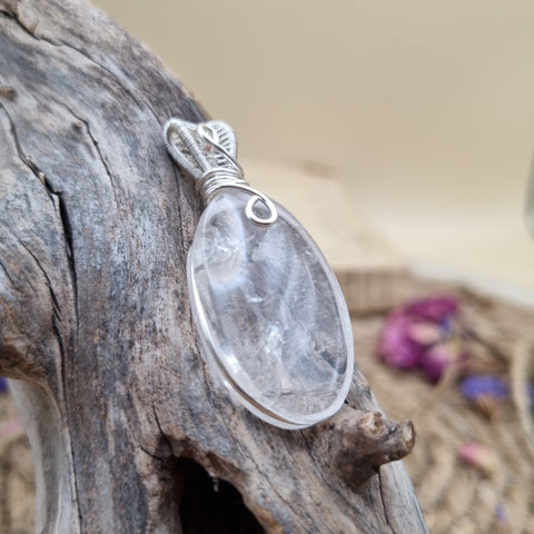 Pendentif Cristal de Roche artisanal – Éclat des chemins intérieurs