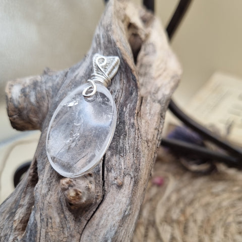 Pendentif Cristal de Roche artisanal – Éclat des chemins intérieurs