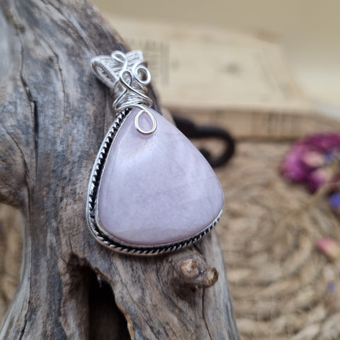 Pendentif Kunzite artisanal – Douceur du Cœur