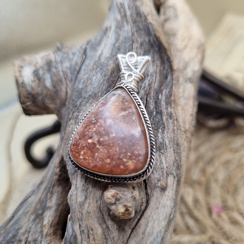 Pendentif Pierre de Soleil (Héliolite) artisanal – Talisman des Aurores