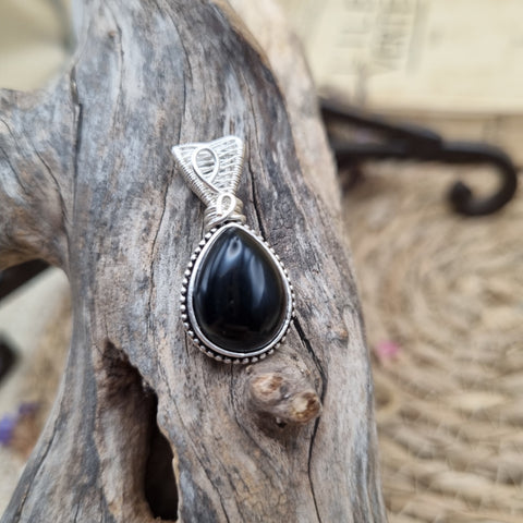 Petit pendentif Onyx noir artisanal – Charme de protection
