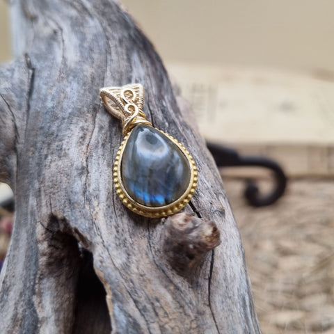 Pendentif Labradorite artisanal – Amulette aux reflets bleutés