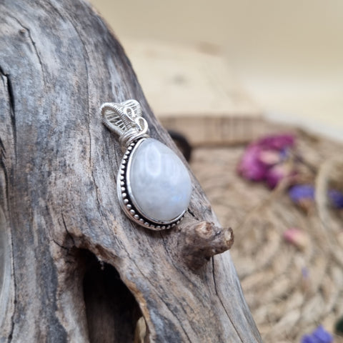 Pendentif Pierre de Lune Arc-en-Ciel artisanal – Lumière d'Aurore Bleutée