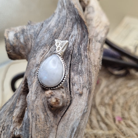 Pendentif Pierre de Lune Arc-en-Ciel artisanal – Lumière d'Aurore Bleutée