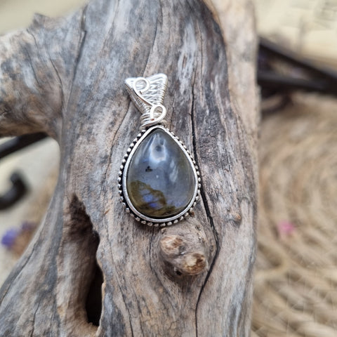 Pendentif en Labradorite artisanal – Talisman protecteur