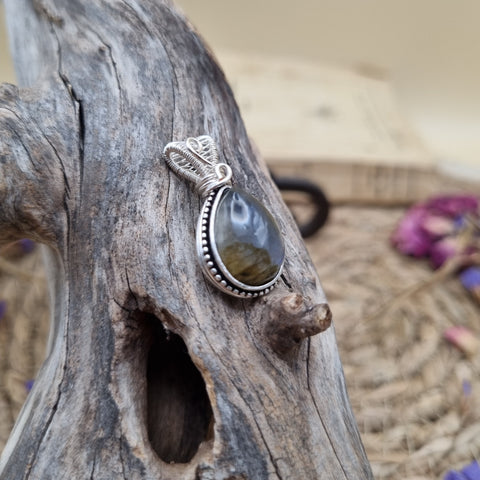 Pendentif en Labradorite artisanal – Talisman protecteur