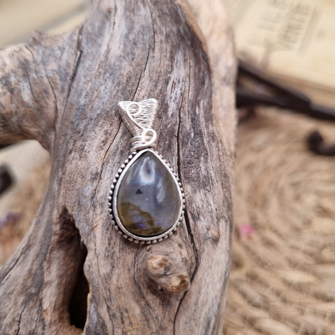 Pendentif en Labradorite artisanal – Talisman protecteur