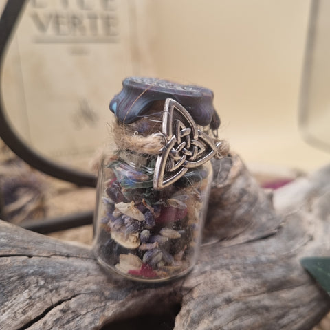 Spell Jar Yggdrazil – Création artisanale en pierres et plantes