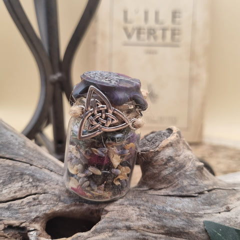 Spell Jar Yggdrazil – Création artisanale en pierres et plantes