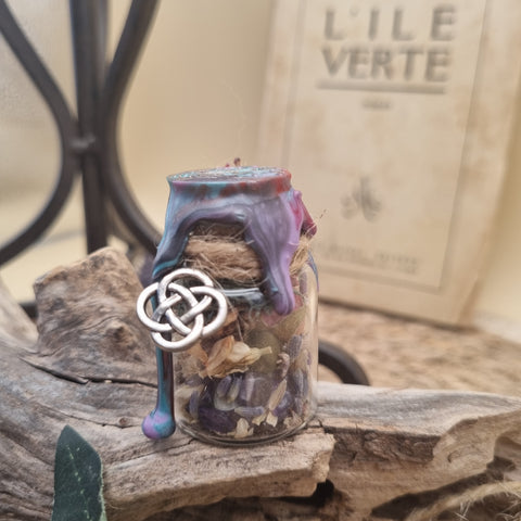 Spell Jar Protection & Harmonie – Création artisanale en pierres et plantes 🌙