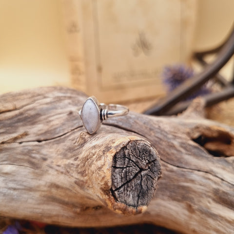 ✧ Bague Péristérite — L’Œil d’Argent de la Lune Ancienne ✧