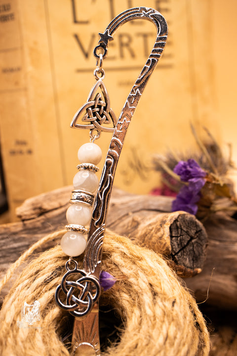 “Les Gardiens des Pages Enchantées” – Marque‑pages bijoux en pierres gemmes & nœuds celtiques