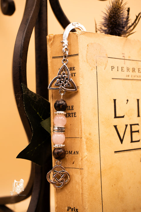 “Les Gardiens des Pages Enchantées” – Marque‑pages bijoux en pierres gemmes & nœuds celtiques
