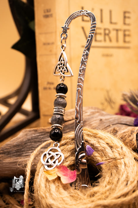 “Les Gardiens des Pages Enchantées” – Marque‑pages bijoux en pierres gemmes & nœuds celtiques