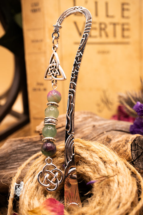 “Les Gardiens des Pages Enchantées” – Marque‑pages bijoux en pierres gemmes & nœuds celtiques