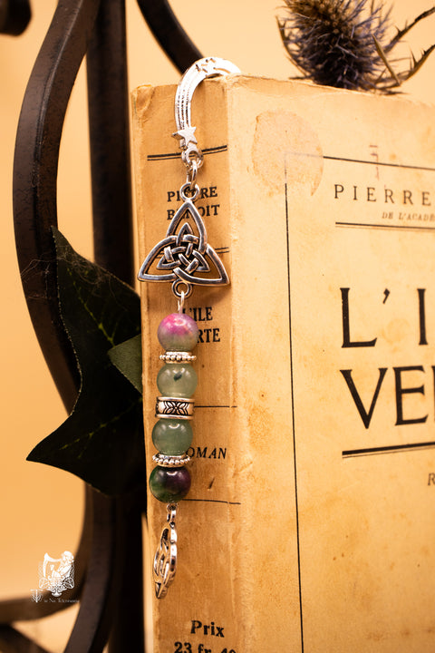 “Les Gardiens des Pages Enchantées” – Marque‑pages bijoux en pierres gemmes & nœuds celtiques