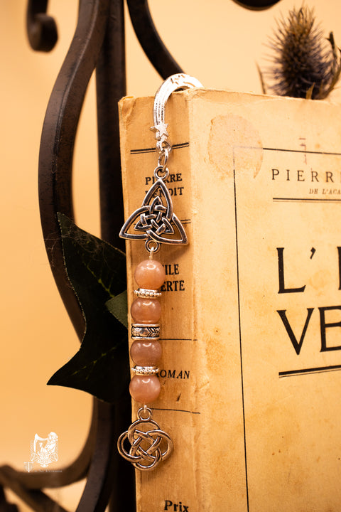 “Les Gardiens des Pages Enchantées” – Marque‑pages bijoux en pierres gemmes & nœuds celtiques