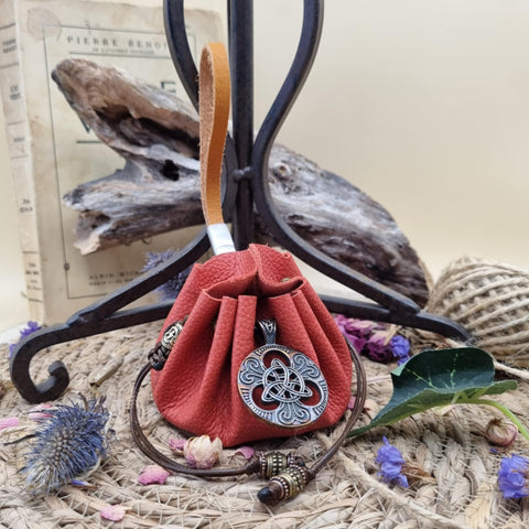 🌿 Bourse Runique Artisanale “La Triquetra du Serment Ancien”