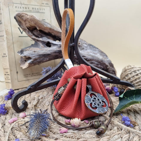 🌿 Bourse Runique Artisanale “La Triquetra du Serment Ancien”