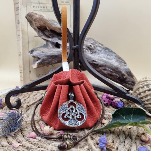 🌿 Bourse Runique Artisanale “La Triquetra du Serment Ancien”