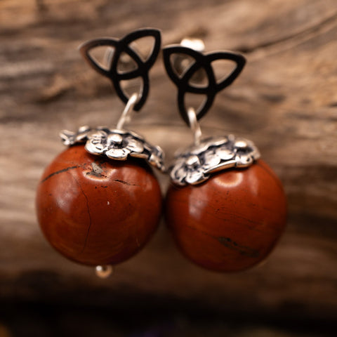 “Les Pierres des Trois Mondes” – Boucles d’oreilles Jaspe & Triquetra