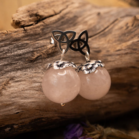 “Les Lueurs du Cœur” – Boucles d’oreilles Quartz Rose & Triquetra