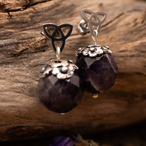 “MurMures des Voiles Pourpres” – Boucles d’oreilles Améthyste facettée & Triquetra