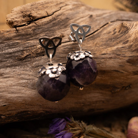 “MurMures des Voiles Pourpres” – Boucles d’oreilles Améthyste facettée & Triquetra