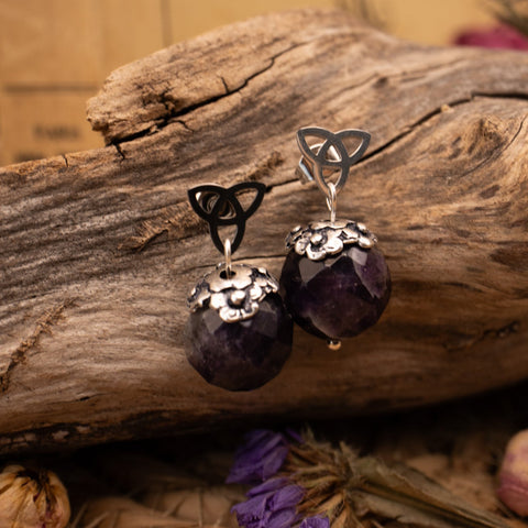 “MurMures des Voiles Pourpres” – Boucles d’oreilles Améthyste facettée & Triquetra