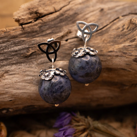 “Les Veilleurs des Brumes Bleues” – Boucles d’oreilles Sodalite & Triquetra celtique