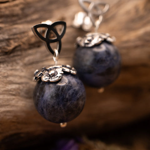 “Les Veilleurs des Brumes Bleues” – Boucles d’oreilles Sodalite & Triquetra celtique