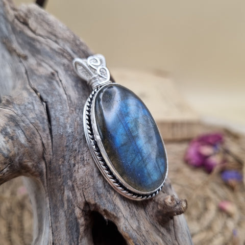 Pendentif artisanal argenté en wire wrapping. Pierre gemme naturelle Labradorite. Sertissage laiton et cuivre argenté. Chaine en acier inoxydable. Style médiévale, celtique, viking, nordique, bien être, ésotérisme, lithothérapie.